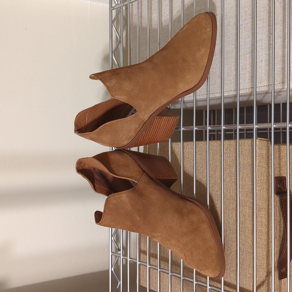 Never worn Steve Madden brown booties